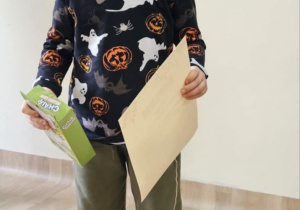 Na zdjęciu widać dziecko z dyplomem.
