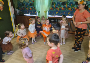 Na zdjęciu widać dzieci na balu jesieni .