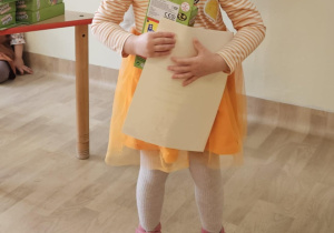 Na zdjęciu widać dziecko z dyplomem.