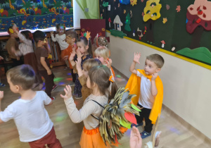 Na zdjęciu widać dzieci na balu jesieni .