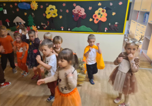 Na zdjęciu widać dzieci na balu jesieni .