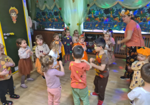 Na zdjęciu widać dzieci na balu jesieni .