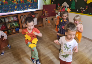 Na zdjęciu widać dzieci na balu jesieni .