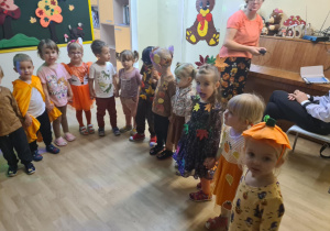 Na zdjęciu widać dzieci na balu jesieni .