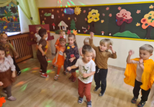 Na zdjęciu widać dzieci na balu jesieni .