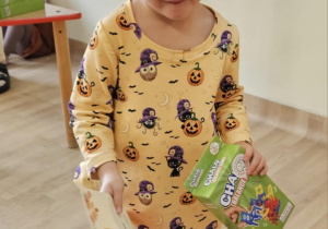 Na zdjęciu widać dziecko z dyplomem.