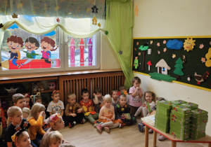 Na zdjęciu widać dzieci na balu jesieni .
