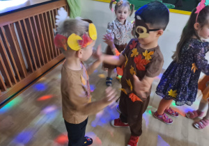 Na zdjęciu widać dzieci na balu jesieni .