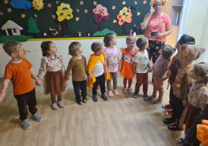 Na zdjęciu widać dzieci na balu jesieni .