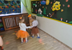 Na zdjęciu widać dzieci na balu jesieni .