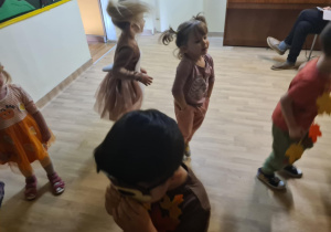 Na zdjęciu widać dzieci na balu jesieni .