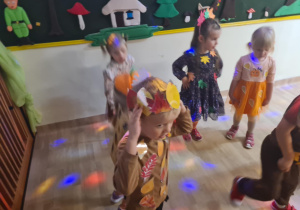 Na zdjęciu widać dzieci na balu jesieni .