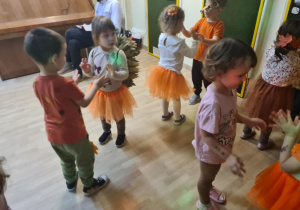 Na zdjęciu widać dzieci na balu jesieni .