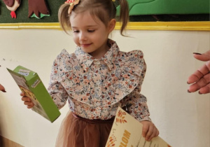 Na zdjęciu widać dzieci z dyplomem.