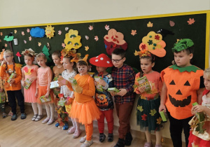Na zdjęciu widać dzieci na balu jesieni .