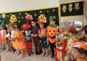 Na zdjęciu widać dzieci na balu jesieni .
