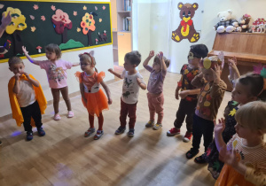 Na zdjęciu widać dzieci na balu jesieni .