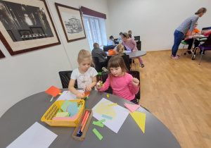 Na zdjęciu widać dzieci na warsztatach w Pałacu Herbsta.