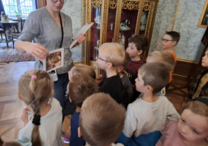 Na zdjęciu widać dzieci na warsztatach w Pałacu Herbsta.