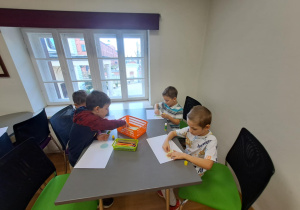 Na zdjęciu widać dzieci na warsztatach w Pałacu Herbsta.