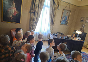 Na zdjęciu widać dzieci na warsztatach w Pałacu Herbsta.