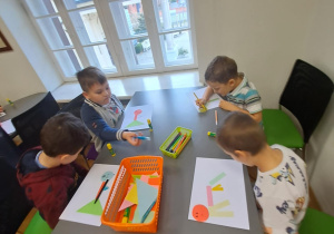 Na zdjęciu widać dzieci na warsztatach w Pałacu Herbsta.