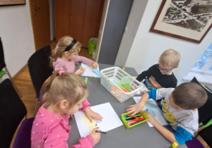 Na zdjęciu widać dzieci na warsztatach w Pałacu Herbsta.