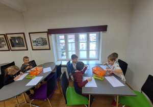Na zdjęciu widać dzieci na warsztatach w Pałacu Herbsta.