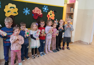 Na zdjęciu widać dzieci na Warsztatach Świątecznych.
