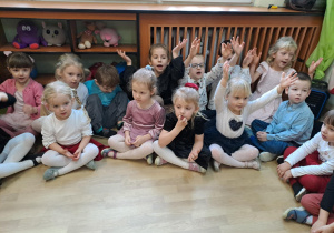Na zdjęciu widać dzieci przy wspólnym kolędowaniu.