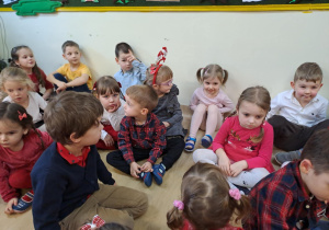 Na zdjęciu widać dzieci przy wspólnym kolędowaniu.