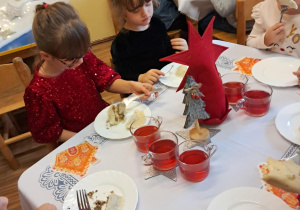Na zdjęciu widać dzieci przy wspólnym kolędowaniu.