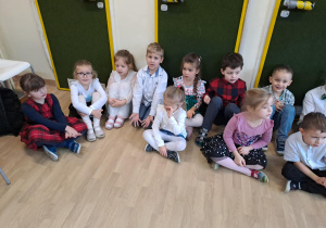 Na zdjęciu widać dzieci przy wspólnym kolędowaniu.