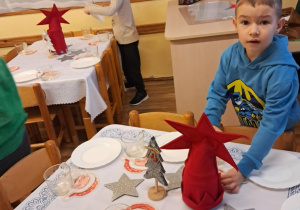 Na zdjęciu widać dzieci przy wspólnym kolędowaniu.