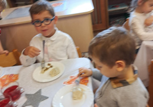 Na zdjęciu widać dzieci przy wspólnym kolędowaniu.