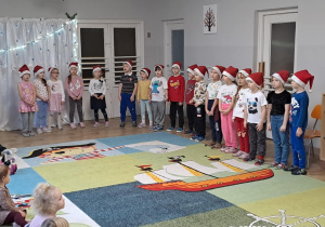 Na zdjęciu widać dzieci które występują w żłobku z okazji Bożego Narodzenia.