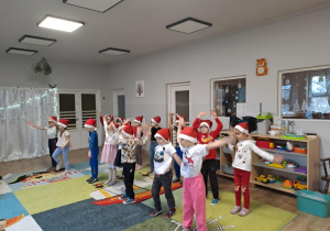 Na zdjęciu widać dzieci które występują w żłobku z okazji Bożego Narodzenia.