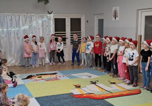 Na zdjęciu widać dzieci które występują w żłobku z okazji Bożego Narodzenia.