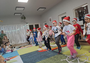 Na zdjęciu widać dzieci które występują w żłobku z okazji Bożego Narodzenia.