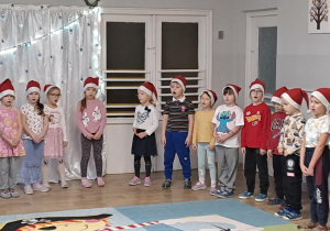 Na zdjęciu widać dzieci które występują w żłobku z okazji Bożego Narodzenia.