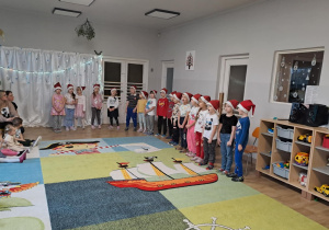 Na zdjęciu widać dzieci które występują w żłobku z okazji Bożego Narodzenia.