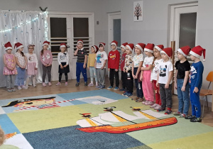 Na zdjęciu widać dzieci które występują w żłobku z okazji Bożego Narodzenia.