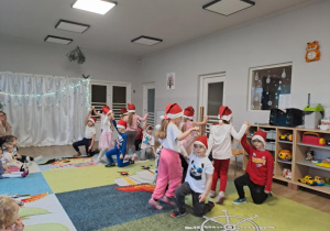 Na zdjęciu widać dzieci które występują w żłobku z okazji Bożego Narodzenia.