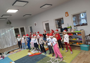 Na zdjęciu widać dzieci które występują w żłobku z okazji Bożego Narodzenia.