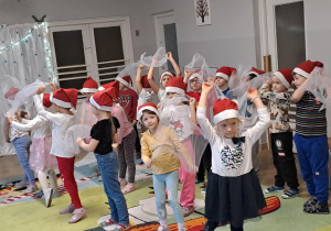 Na zdjęciu widać dzieci które występują w żłobku z okazji Bożego Narodzenia.