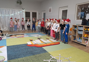 Na zdjęciu widać dzieci które występują w żłobku z okazji Bożego Narodzenia.