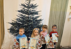 Na zdjęciu widać dzieci z dyplomami.
