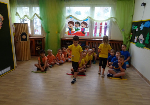 Na zdjęciu widać dzieci na turnieju sportowym.
