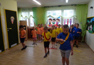 Na zdjęciu widać dzieci na turnieju sportowym.