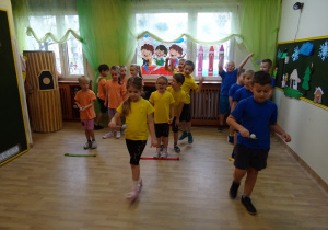 Na zdjęciu widać dzieci na turnieju sportowym.
